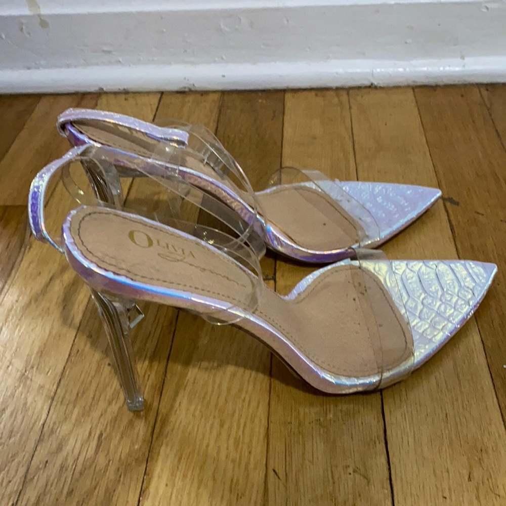 Pointed toe heels